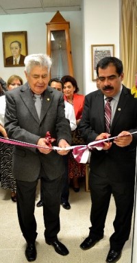 Corte de listón inaugural del archivo histórico